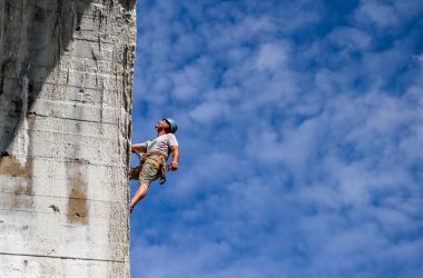 Kletterwand am Viadukt von Born (Bild: Julien Claessen/BRF)