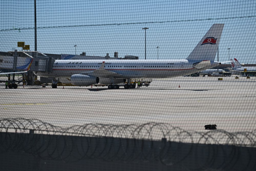 Die Maschine von Air Koryo nach der Landung in Peking (Bild: Gregg Baker/AFP)