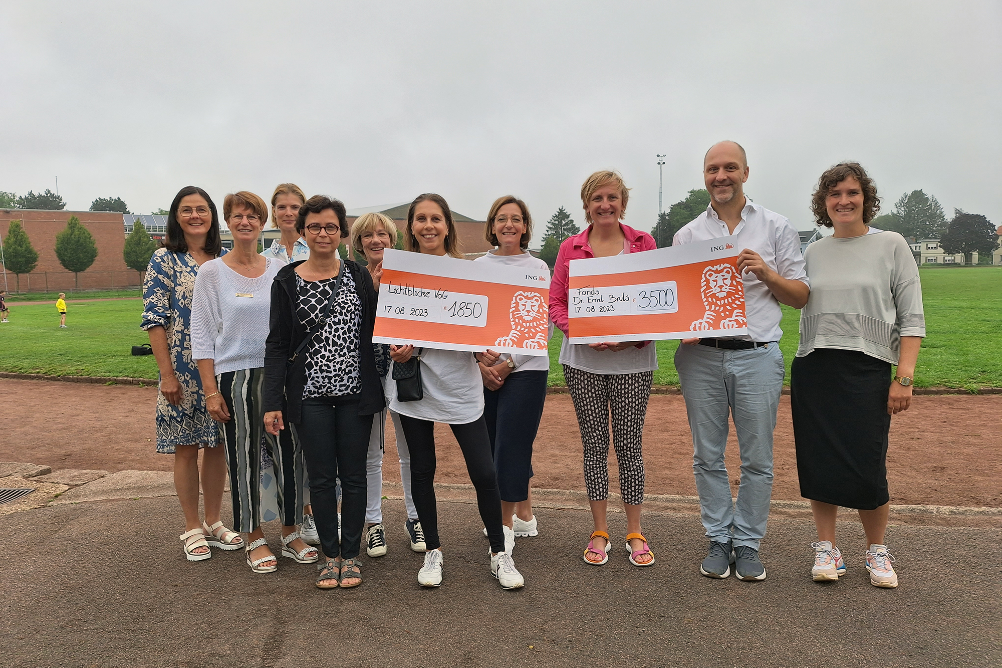 Ladies Run & Walk: Sabine Corman (Soroptimist), Gerlinde Schröder (Soroptimist), Beate Strube (Sotoptimist), Yvonne Kockartz (Lichtblicke), Beatrice Koonen (Soroptmist), Karin Vanommeslaeghe (Lichtblicke), Sylviane Friske (Soroptimist), Isabelle Finck (St. Nikolaus-Hospital, Fonds Dr. Emil Brüls), Tom Van Leemput (St. Nikolaus-Hospital, Fonds Dr. Emil Brüls), Anne Brüll (Kgl. Eupener Sportbund) mit den Spendengeldern von 2022 (Bild: Dogan Malicki/BRF)