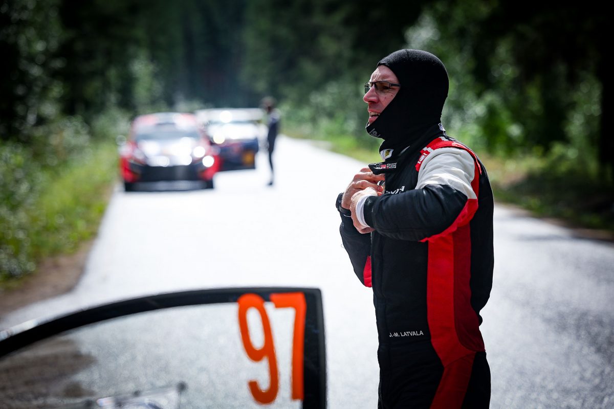 Jari-Matti Latvala liegt durch die ganzen Ausfälle inzwischen auf Top-fünf-Kurs (Bild: Toyota Gazoo Racing WRT)