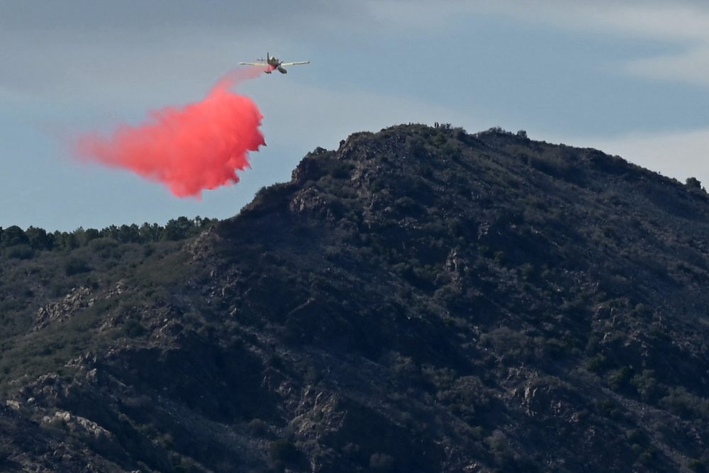 Löschflugzeug über Portbou in Katalonien (Bild: Josep Lago/AFP)