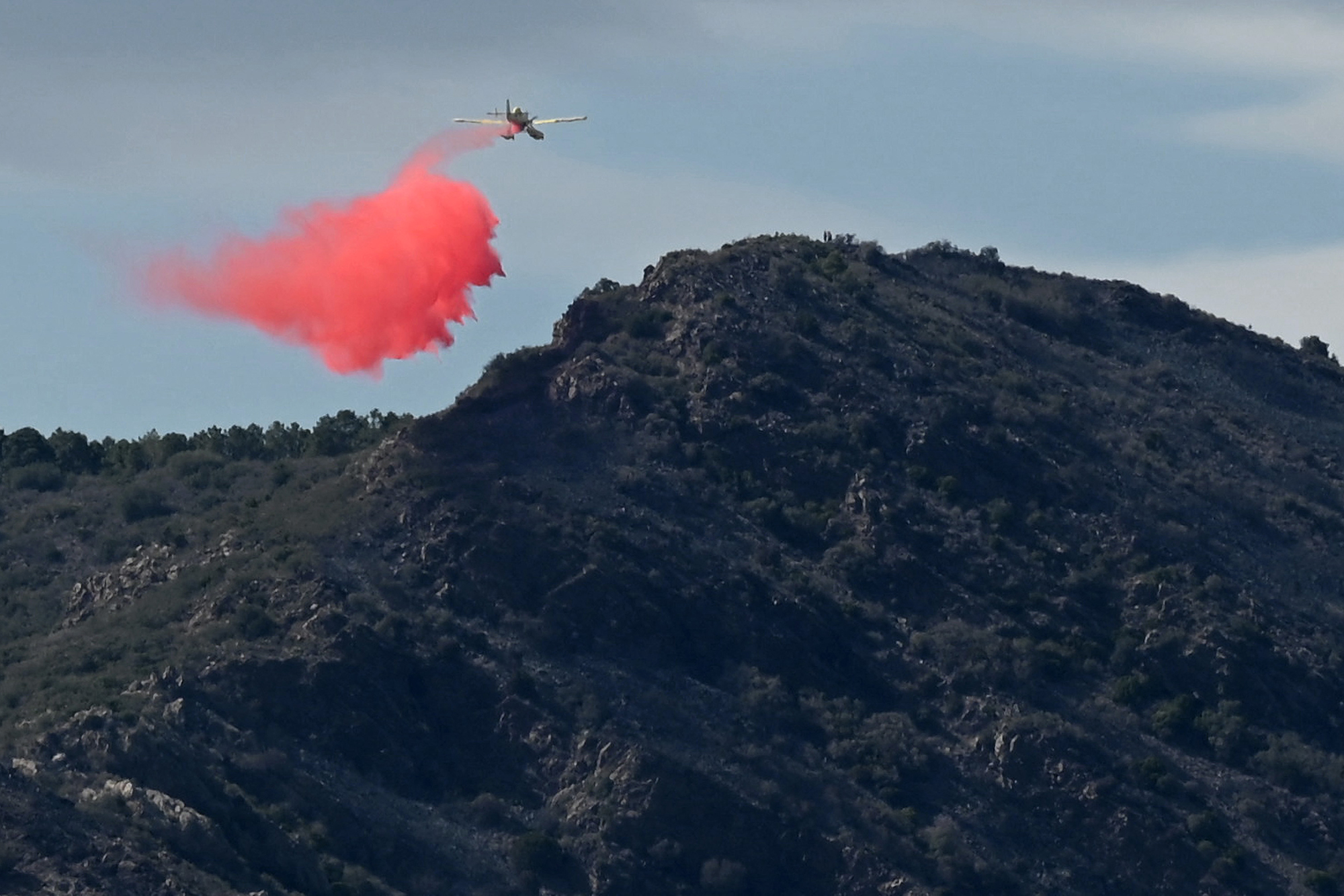 Löschflugzeug über Portbou in Katalonien (Bild: Josep Lago/AFP)