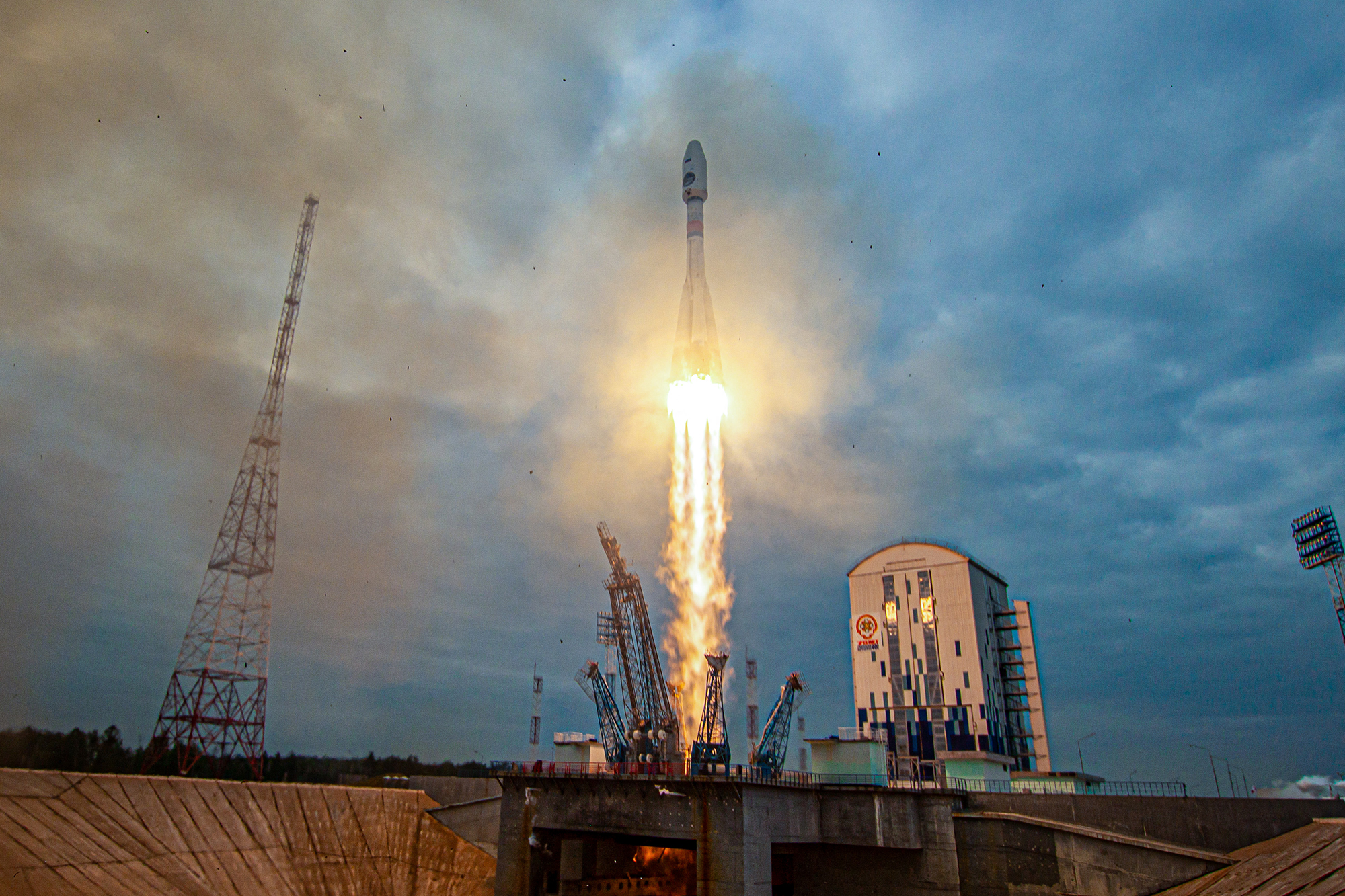 Eine Sojus-Rakete hebt mit der Landefähre Luna-25 von der Startrampe des Kosmodroms Wostotschny ab (Bild: Handout/Russian Space Agency Roscosmos/AFP)
