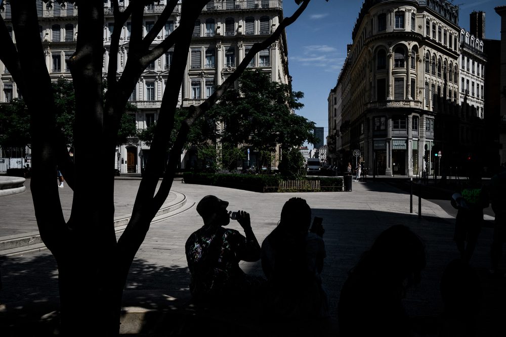 Hitzewelle - Menschen suchen Schatten in Lyon