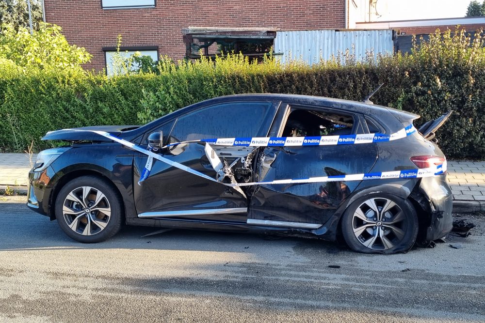 Das ausgebrannte Auto im Stadtteil Eisden-Tuinwijk in Maasmechelen (Bild: Pino Misuraca/Belga)