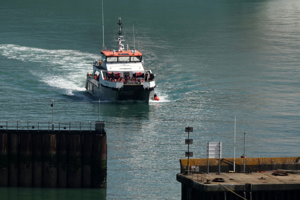 Ein Boot des britischen Grenzschutzes mit Migranten läuft am Donnerstag in Dover ein (Bild: Daniel Leal/AFP)