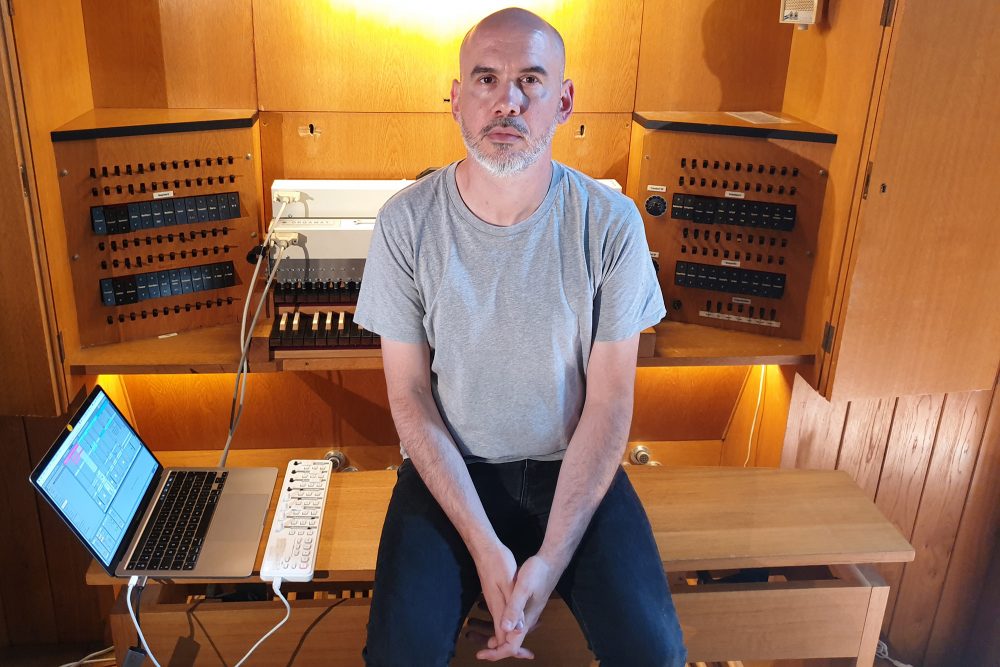 Maxime Denuc verwandelt Orgelmusik in elektronische Musik (Bild: Alina Collet/BRF)