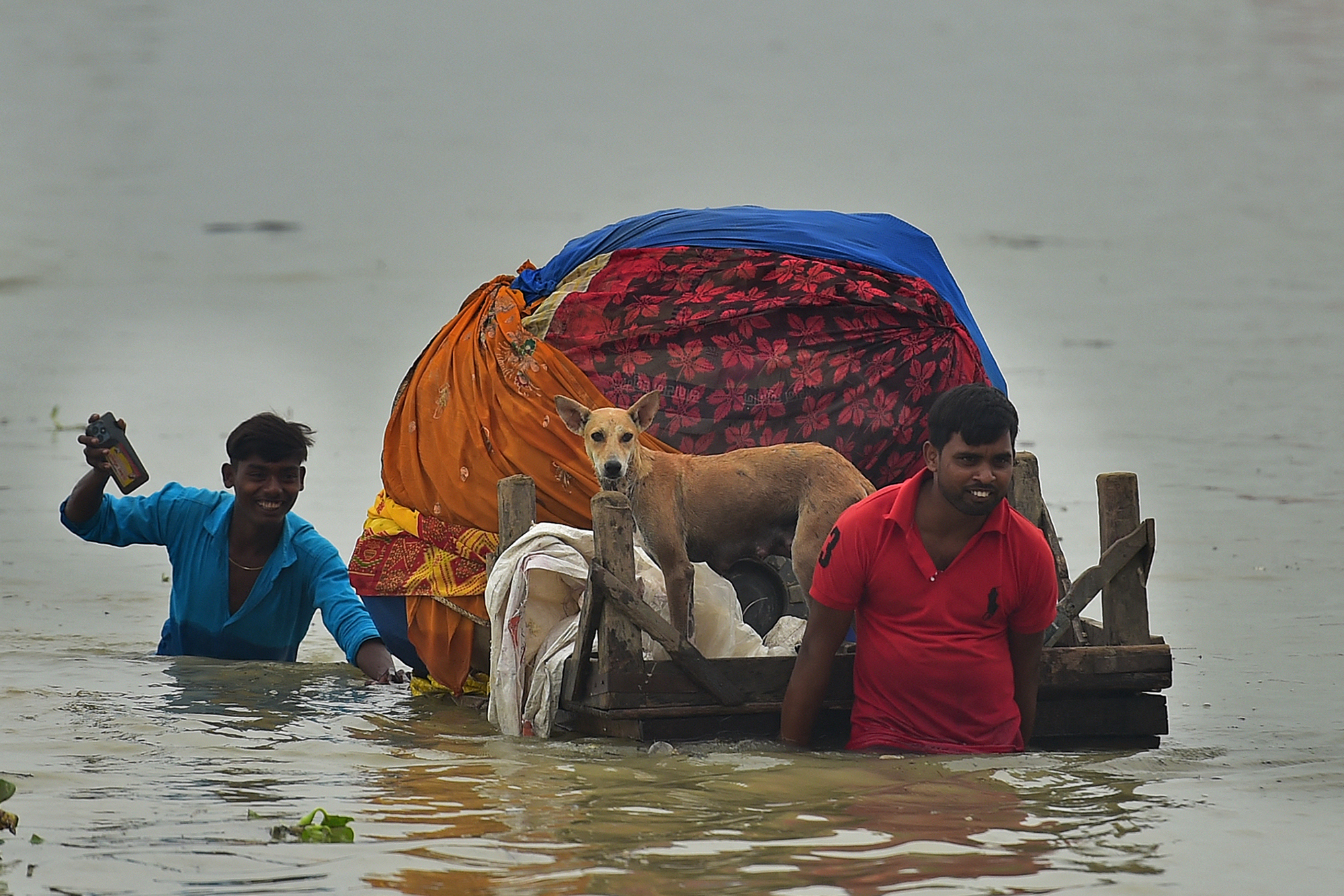 Der Fluss Ganges ist durch den Monsun stark über die Ufer getreten (Bild: Sanjay Kanojia/AFP)
