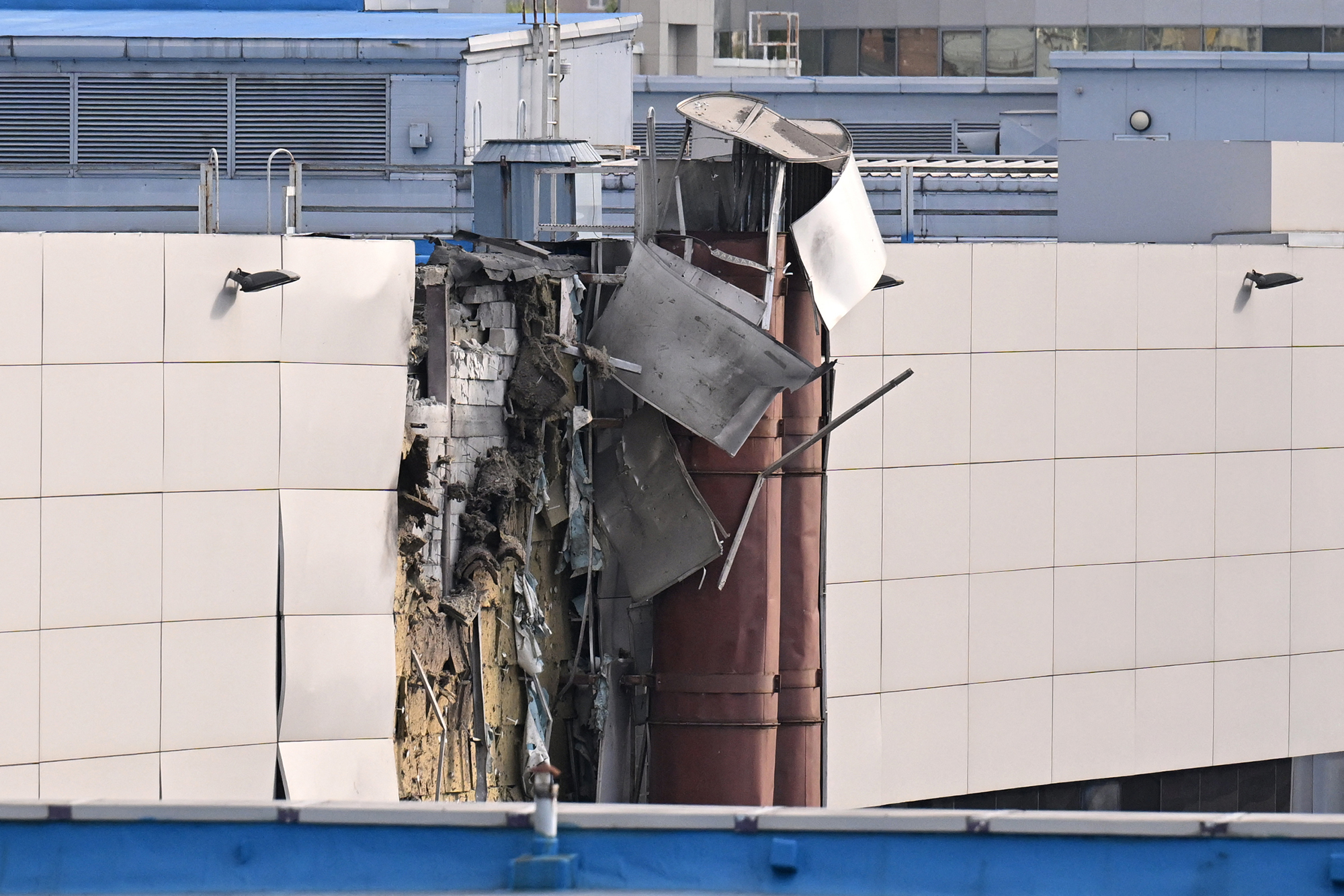 Die Drohne hat das "Expocentre"-Gebäude in Moskau getroffen (Bild: Natalia Kolesnikova/AFP)
