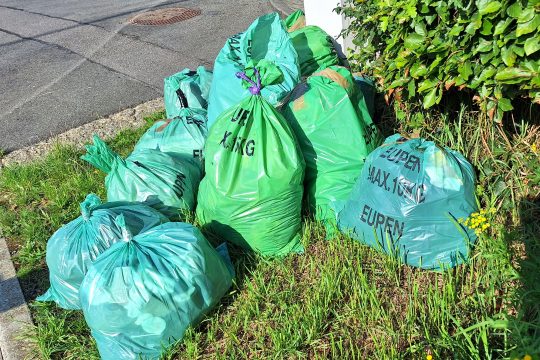 Die alten 15-Kilo-Müllsäcke und die neuen zehn-Kilo-Müllsäcke in Eupen im Vergleich (Bild: Gudrun Hunold/BRF)