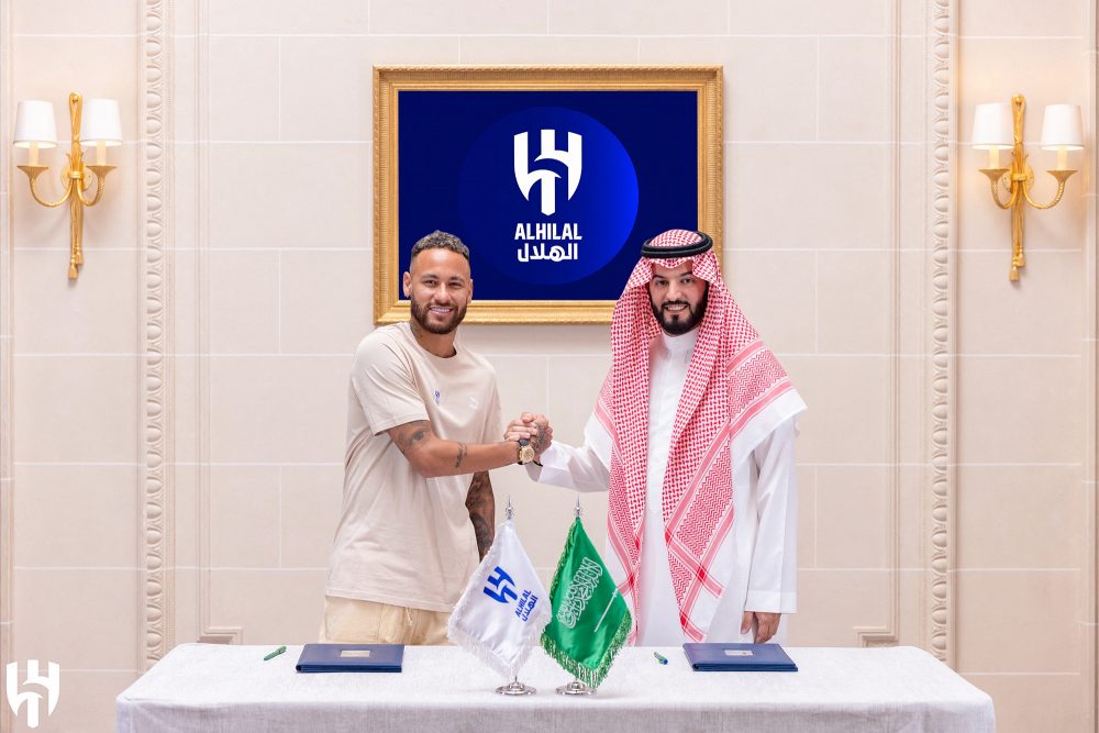 Neymar mit Al-Hilal-Präsident Fahad bin Nafel in Paris (Bild: Saudi Pro League/AFP)