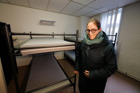 Asyl-Staatssekretärin Nicole de Moor beim Besuch einer Notunterkunft in Jabbeke (Archivbild: Kurt Desplenter/Belga)