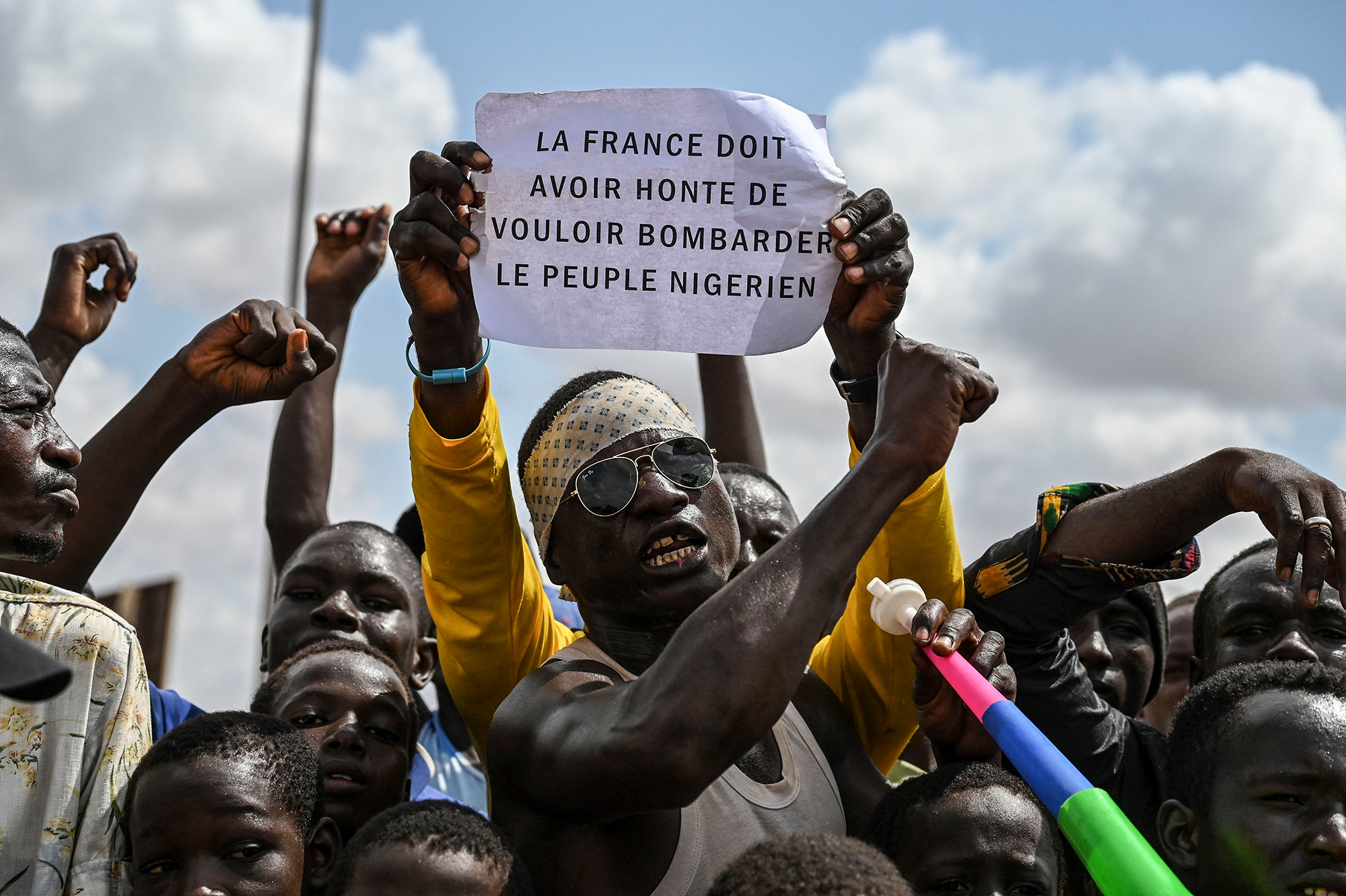 Anhänger der Putschisten im Niger demonstrieren gegen Frankreichs Präsenz (Bild: AFP)