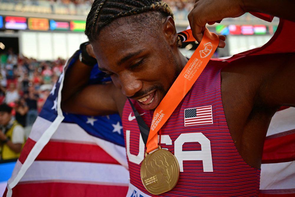 Noah Lyle nach seinem Erfolg beim 100-Meter-Lauf (Bild: Ben Stansall/AFP)