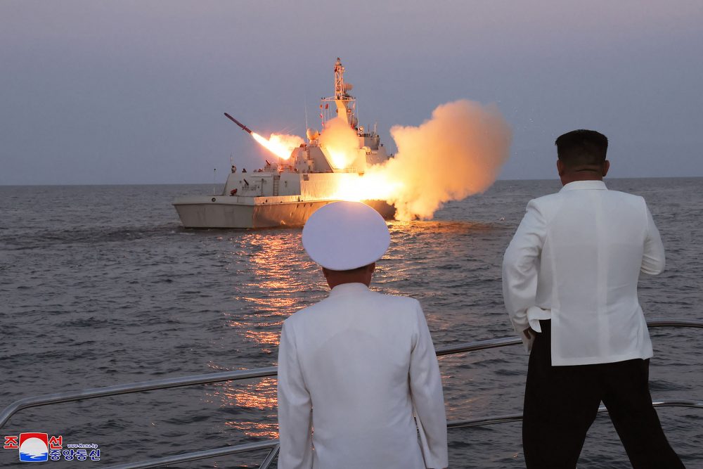 Dieses undatierte Bild, das von Nordkoreas offizieller Korean Central News Agency (KCNA) am 21. August 2023 veröffentlicht wurde, zeigt Nordkoreas Staatschef Kim Jong Un (re.) beim Start eines strategischen Marschflugkörpers (Bild: STR/KCNA via KNS/AFP)