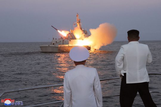 Dieses undatierte Bild, das von Nordkoreas offizieller Korean Central News Agency (KCNA) am 21. August 2023 veröffentlicht wurde, zeigt Nordkoreas Staatschef Kim Jong Un (re.) beim Start eines strategischen Marschflugkörpers (Bild: STR/KCNA via KNS/AFP)