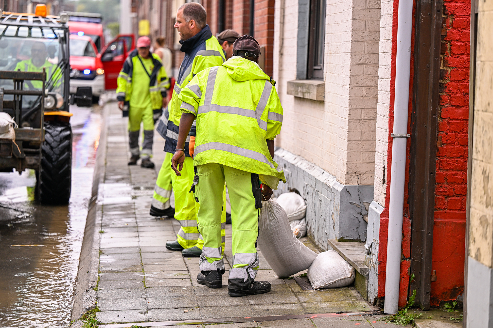 Stadtarbeiter verteilen Sandsäcke in Ottignies in Wallonisch-Brabant (Bild: Laurie Dieffembacq/Belga)