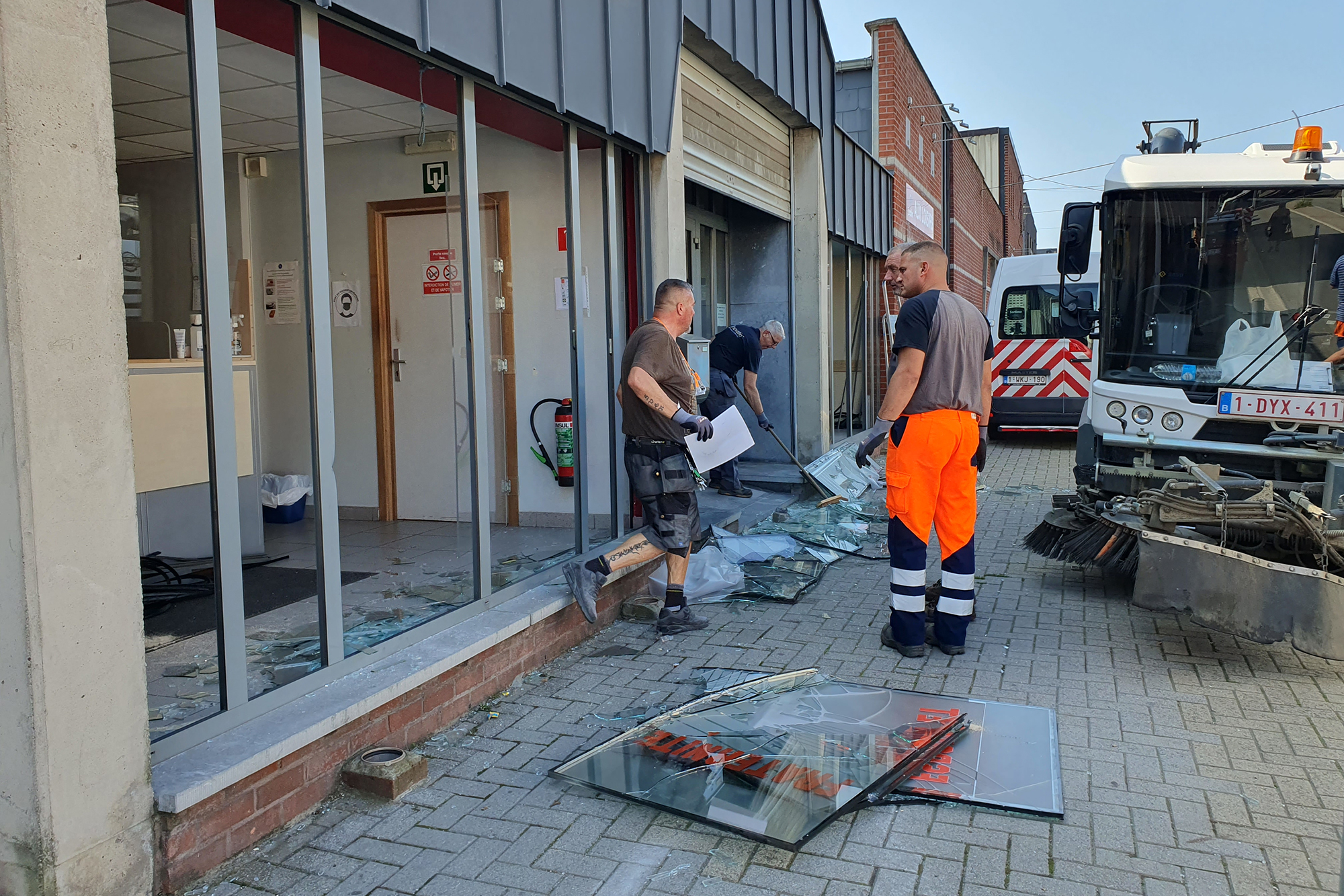 Reparaturarbeiten in Oupeye nach den Ausschreitungen am Sonntag (Bild: Laurent Cavenati/Belga)