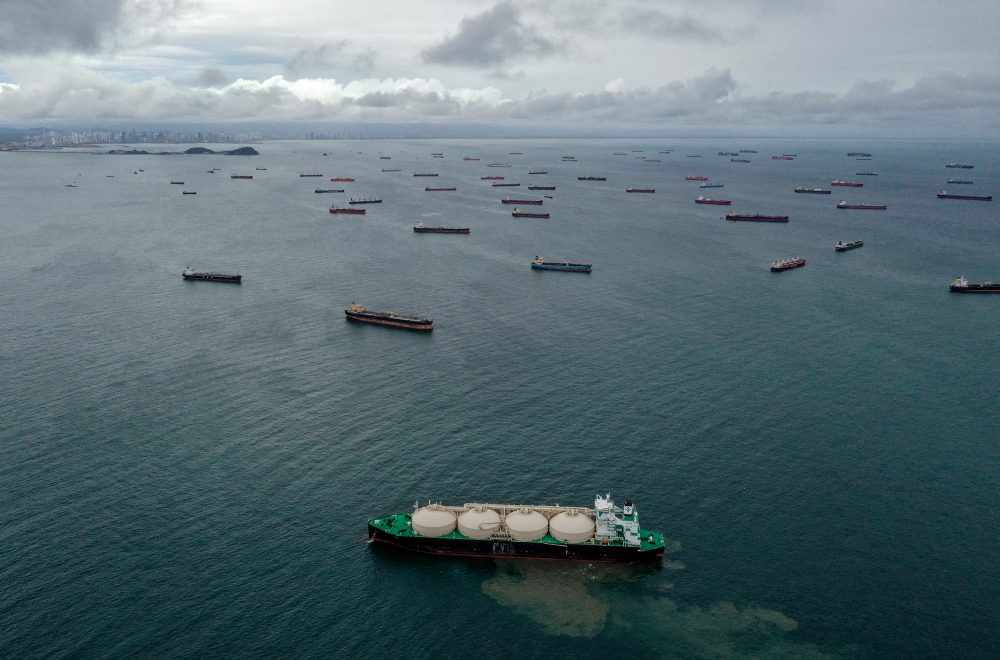 Frachtschiffe warten am Eingang des Panamakanals vor Panama-Stadt (Bild: Luis Acosta/AFP)