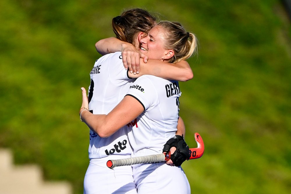 Die Red Panthers qualifizieren sich für das Halbfinale der Hockey-EM: Stephanie Vanden Borre und Alix Gerniers fallen sich in die Arme (Bild: Dirk Waem/Belga)