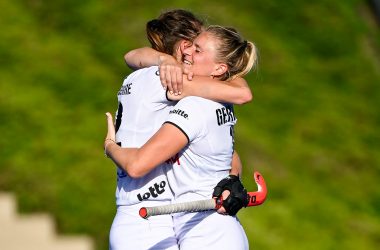 Die Red Panthers qualifizieren sich für das Halbfinale der Hockey-EM: Stephanie Vanden Borre und Alix Gerniers fallen sich in die Arme (Bild: Dirk Waem/Belga)