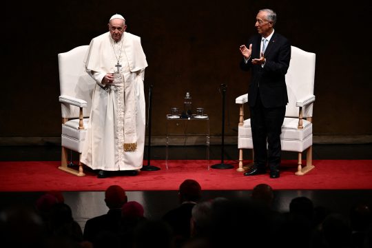 Papst Franziskus und der portugiesische Staatspräsident Marcelo Rebelo de Sousa (Bild: Marco Bertorello/AFP)
