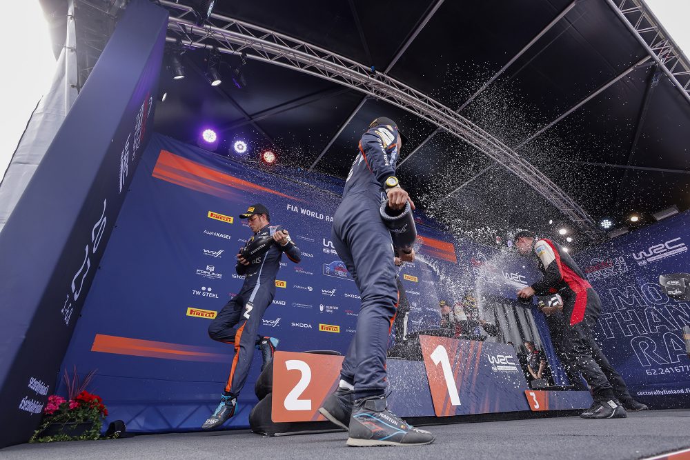 Podiumszeremonie in Finnland (Bild: Austral/Hyundai Motorsport GmbH)