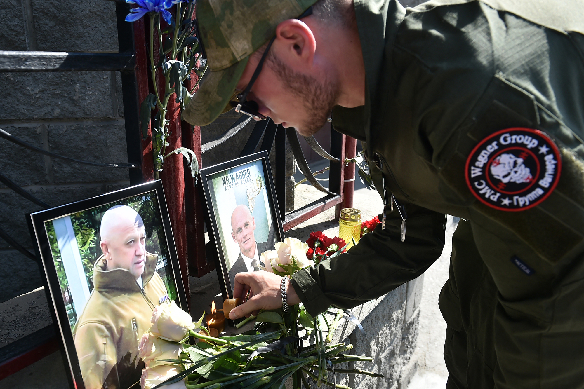 Wagner-Anhänger legen in Nowosibirsk Blumen ab (Bild: Vladimir Nikolayev/AFP)