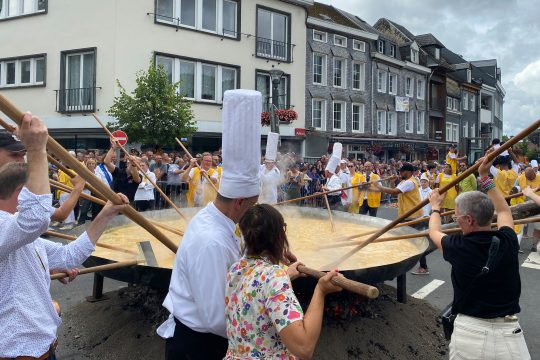 Über 10.000 Eier stecken im Riesenomelette in Malmedy (Bild: Françoise Peiffer/Belga)