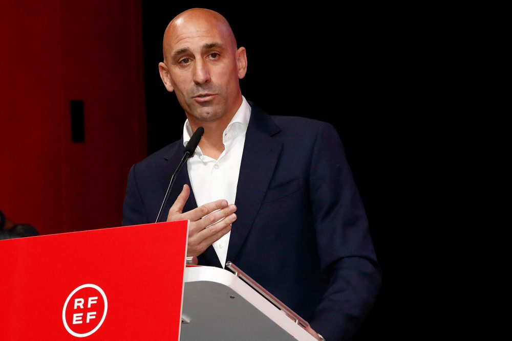 Luis Rubiales, der Präsident des spanischen Fußballverbands, bei der außerordentlichen Generalversammlung am 25.8. (Archivbild: Eidan Rubio/RFEF/AFP)