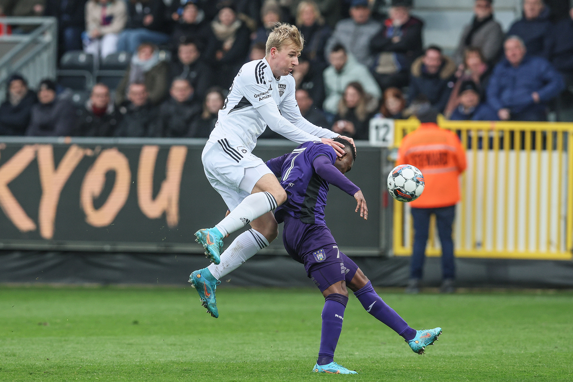 AS-Spieler Rune Paeshuyse im Zweikampf mit Anderlechts Francis Amuzu (Bild: Bruno Fahy/Belga)