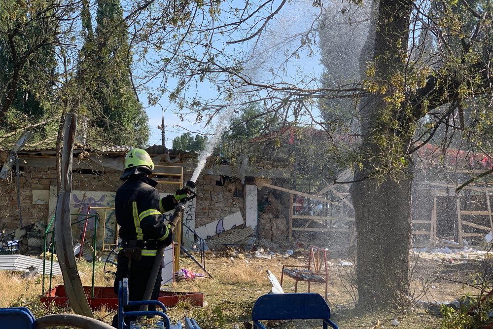 Feuerlöscharbeiten in Saporischja am Donnerstag (Bild: Rescuers battle a a fire outside a destroyed church after a Russian missile strike in Zaporizhzhia, on August 10, 2023. Ukraine said a strike killed two people in Ukraine's southern city of Zaporizhzhia on August 9, 2023. (Photo by Marina Moiseyenko/AFP)