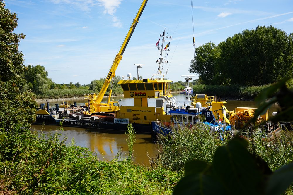 Bergung des gesunkenen Schiffes auf der Schelde in Grembergen nahe Dendermonde (Bild: Jonas D'hollander/Belga)