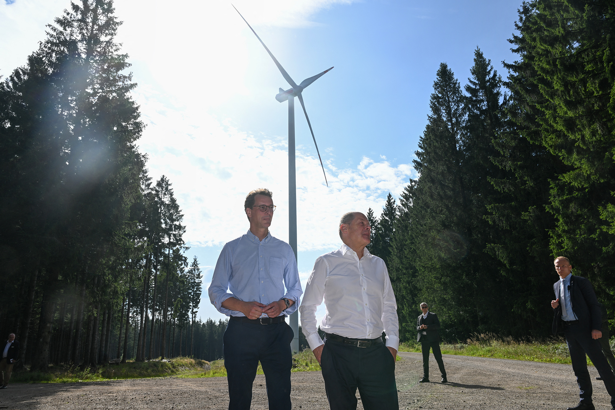 Der deutsche Kanzler Olaf Scholz besucht den Bürger-Windpark in Simmerath