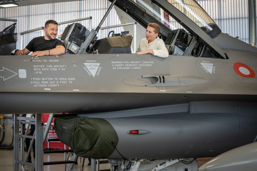 Der ukrainische Präsident Selenskyj und die dänische Premierministerin Frederiksen in einem F-16-Kampfjet (Bild: Mads Claus Rasmussen/Ritzau Scanpix/AFP)