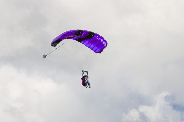 Tandem-Wingsuit-Sprung beim Skydive Spa (Bild: Julien Claessen/BRF)