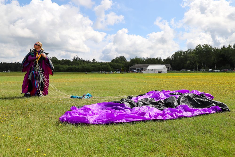 Tandem-Wingsuit-Sprung beim Skydive Spa (Bild: Julien Claessen/BRF)