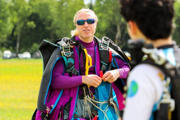 Vincent Descols, der einzige Tandem-Wingsuit-Springer der Welt, zu Gast beim Skydive Spa (Bild: Julien Claessen/BRF)