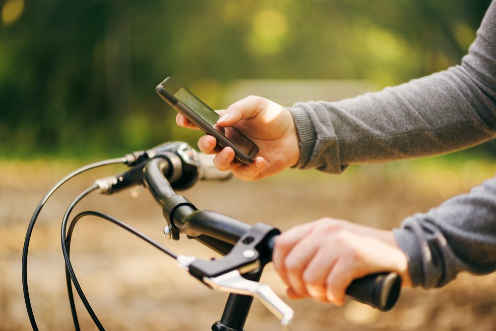 Smartphone-Nutzung beim Radfahren (Illustrationsbild: PantherMedia /stevanovicigor)