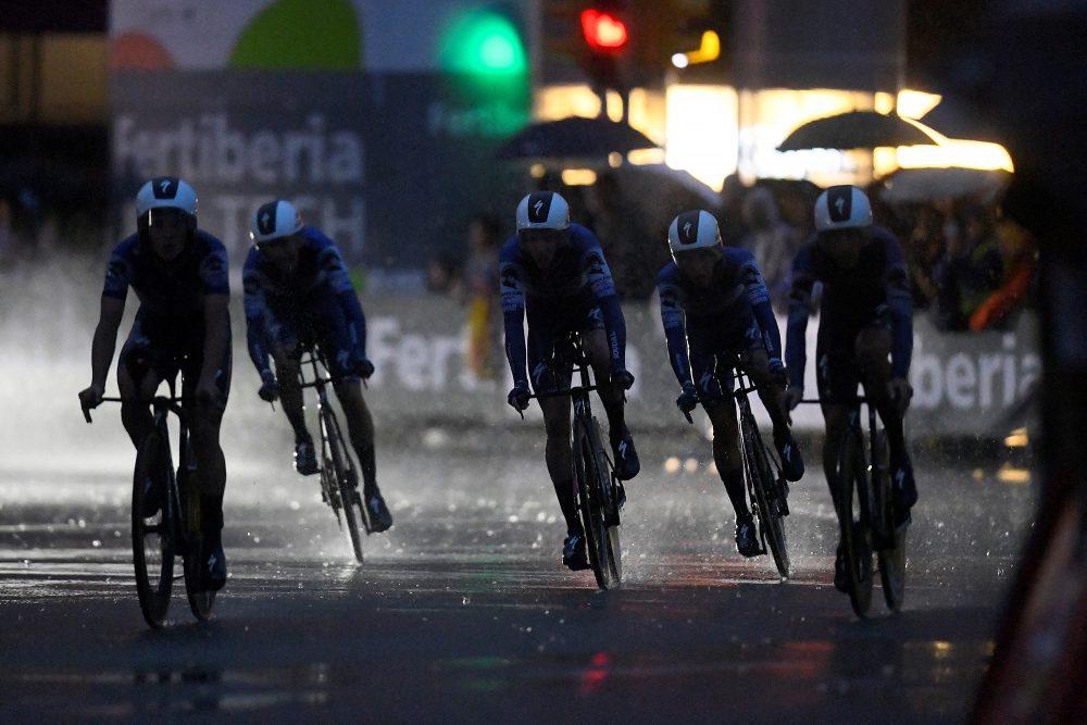 Das Team von Soudal Quick-Step bei der regnerischen ersten Etappe der Spanien-Rundfahrt am Samstagabend (Bild: Pau Barrena/AFP)