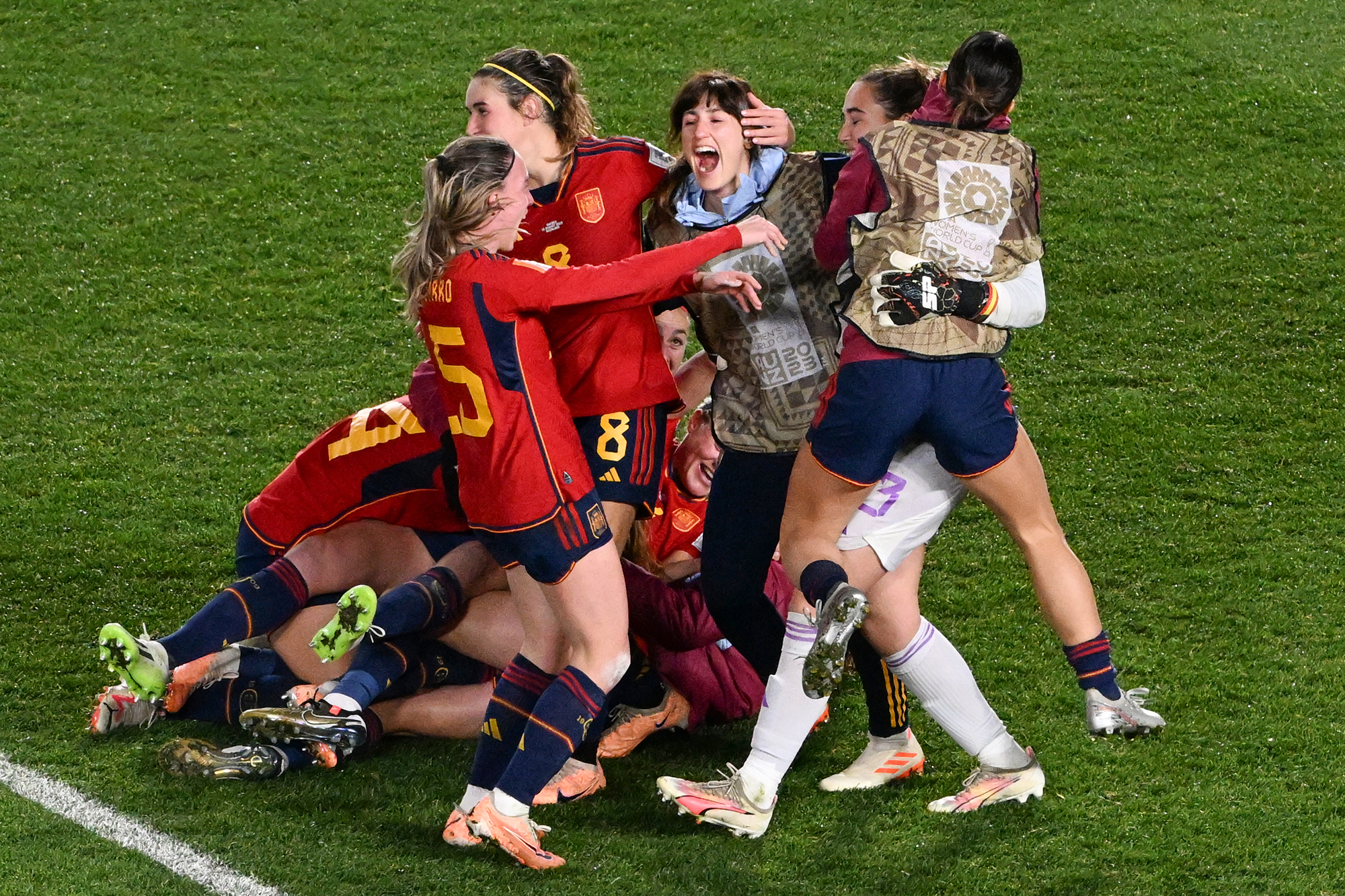 Die Spanierinnen jubeln über den Einzug ins Finale (Bild: Saeed Khan/AFP)