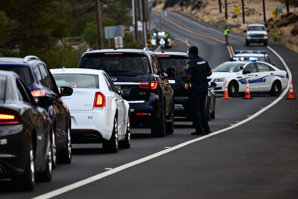 Straßensperre vor Lahaina auf Maui (Bild: Patrick T. Fallon/AFP)