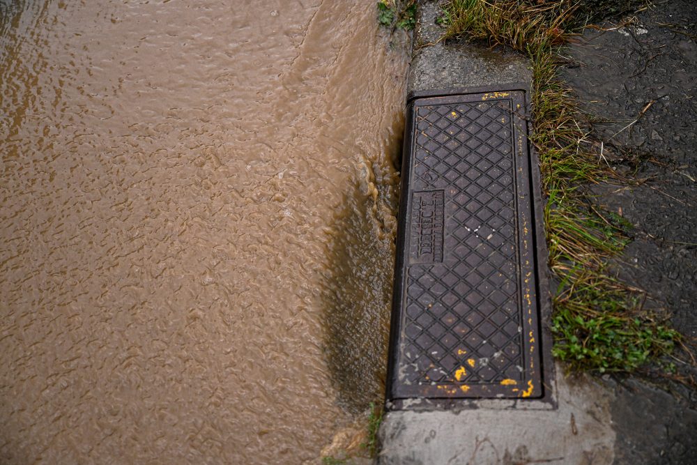 Überflutete Straße in Ottignies (Bild: Laurie Dieffembacq/Belga)