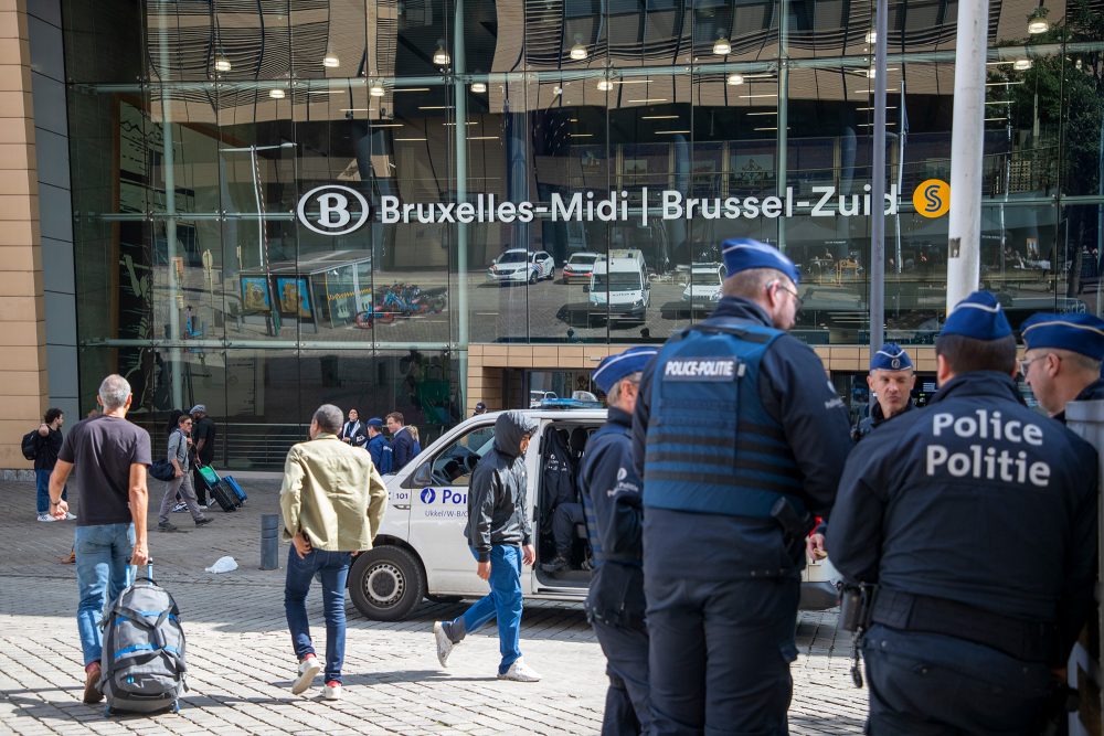 Polizisten am Samstag vor dem Brüsseler Südbahnhof (Bild: Nicolas Maeterlinck/Belga)