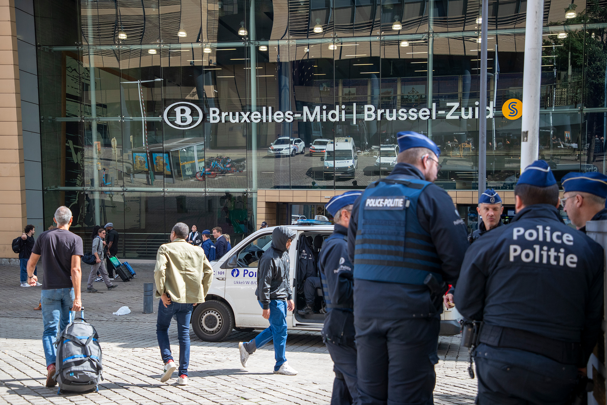 Polizisten am Samstag vor dem Brüsseler Südbahnhof (Bild: Nicolas Maeterlinck/Belga)