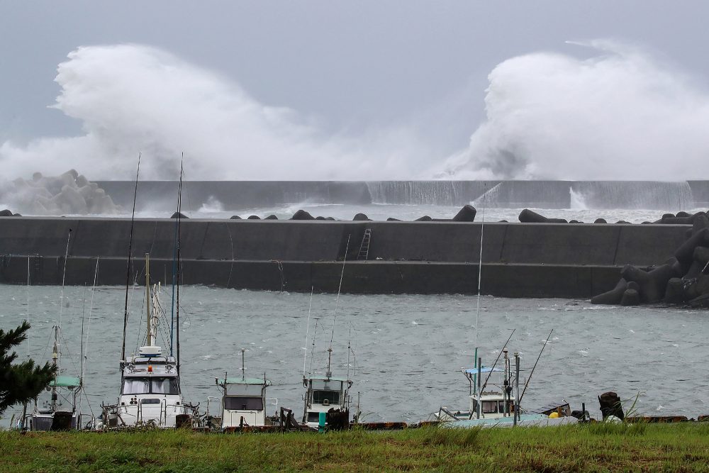 Der Taifun "Lan" nähert sich der japanischen Hauptinsel Honshu (Bild: STR/Jiji Press/AFP)