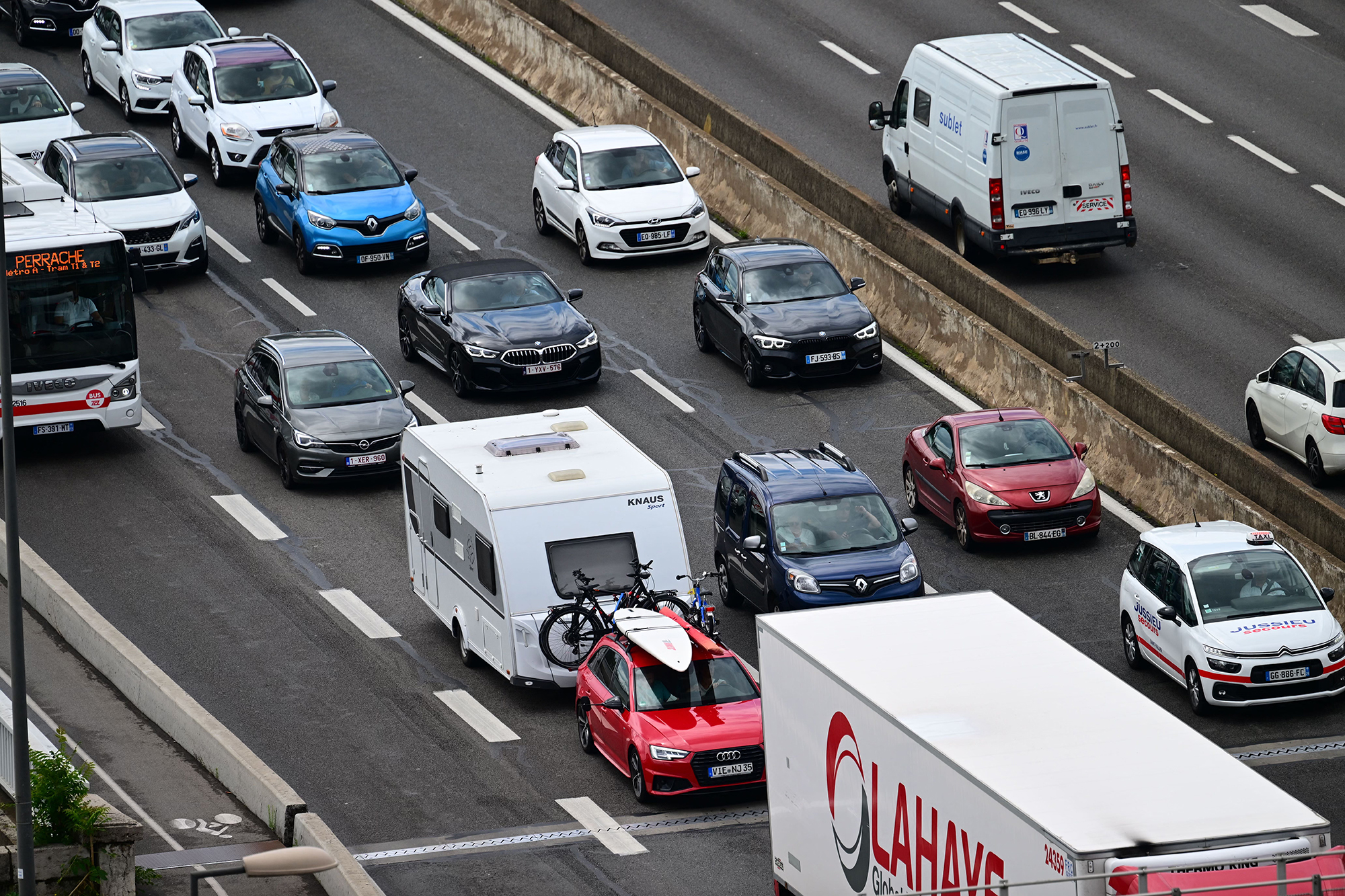 Stau auf der A7 vor Lyon am Freitag (Bild: Emmanuel Dunand/AFP)