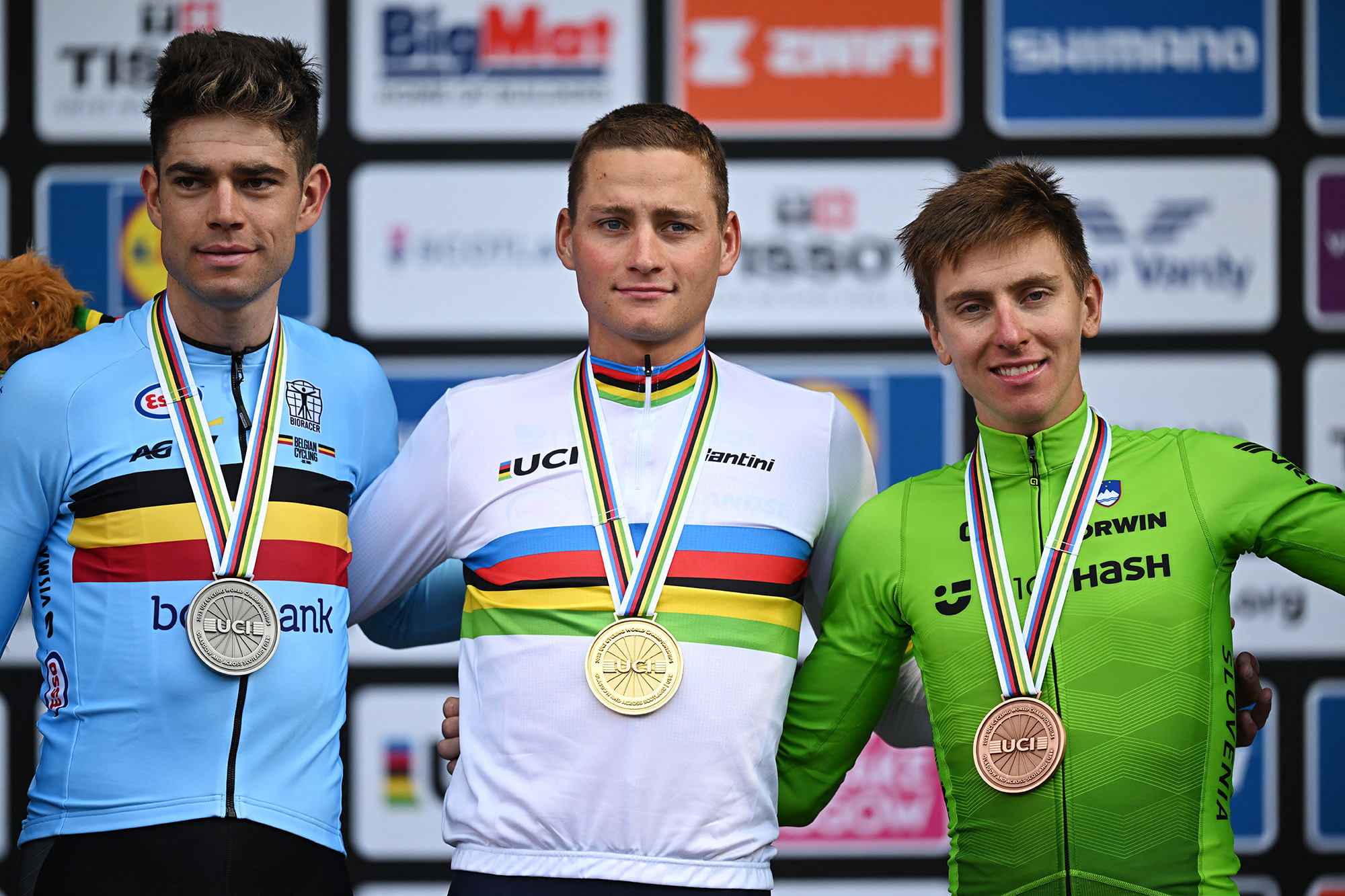 Die Erstplatzierten der Straßenrad-WM: Goldmedaillengewinner Mathieu van der Poel (Mitter), Wout van Aert (L) und Tadej Pogacar