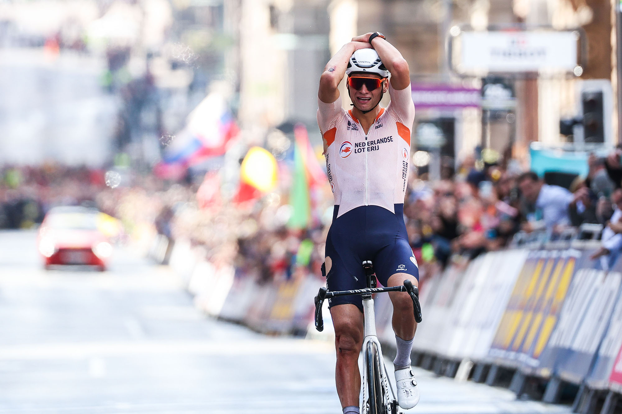 Mathieu van der Poel feiert seinen ersten Titel bei der Straßenrad-WM (Bild: David Pintens/Belga)