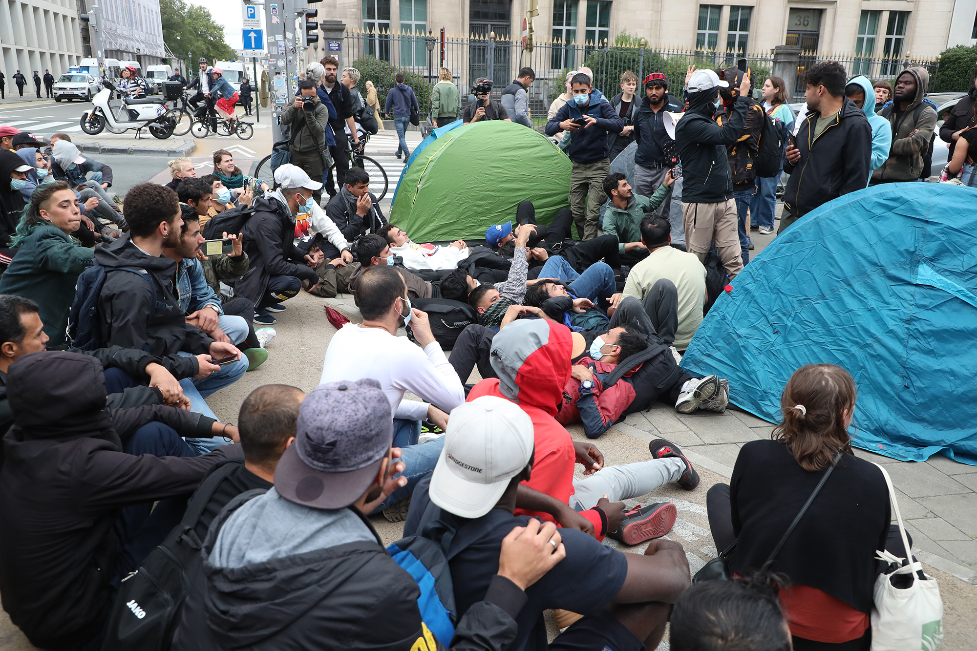 Dutzende Asylbewerber halten Haus in Brüssel besetzt (Bild: Nicolas Maeterlinck/Belga)